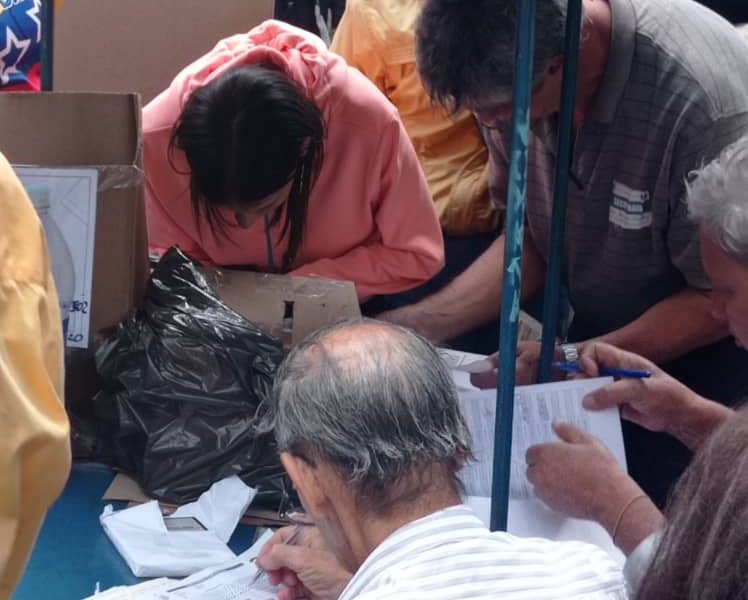 Votantes en el centro de Caracas permanecen en colas