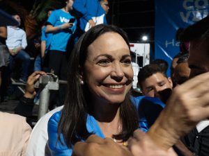 Buena noticia: La política toca la puerta