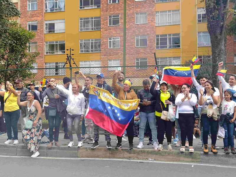 Ni la lluvia apagó el entusiasmo de los venezolanos por votar en las primarias en Bogotá