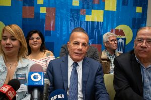 Manuel Rosales reconoce a Machado por su "categórica victoria"