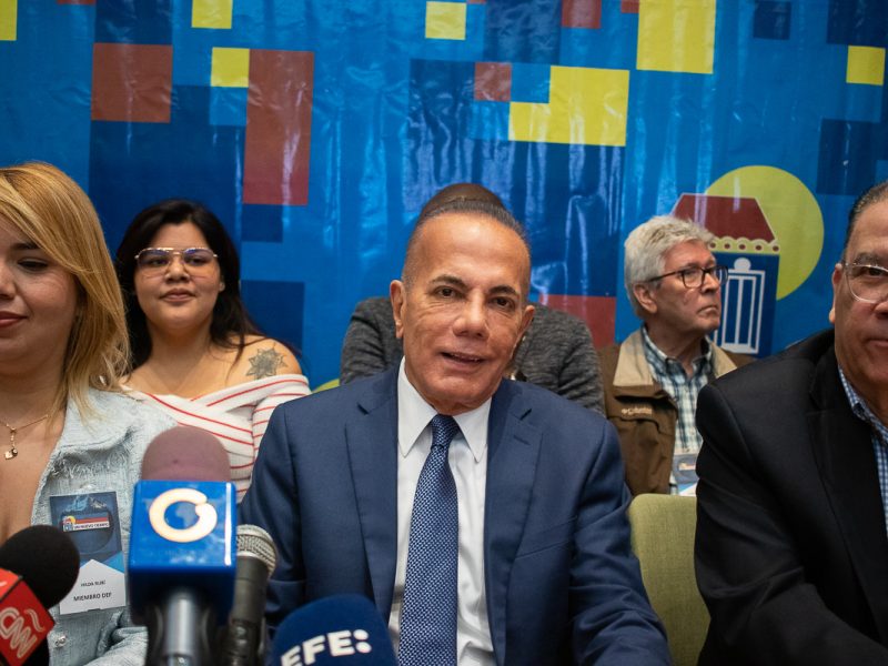 Manuel Rosales reconoce a Machado por su "categórica victoria"