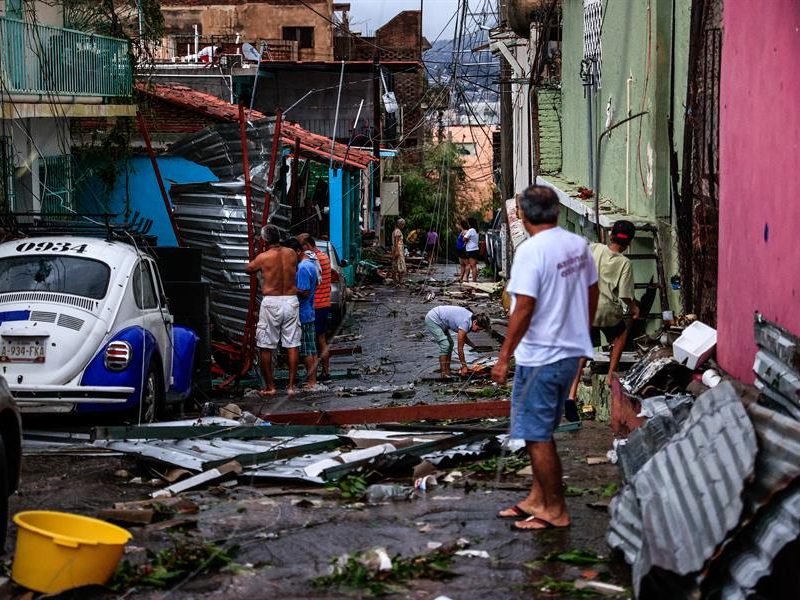 Al menos 27 muertos y 4 desaparecidos por el azote del huracán Otis en México