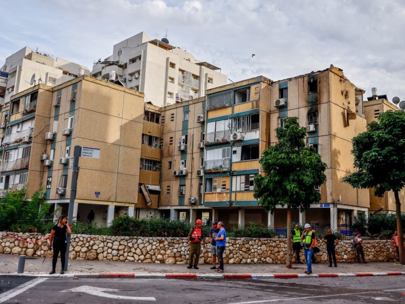 Un cohete alcanza un edificio de apartamentos en Tel Aviv