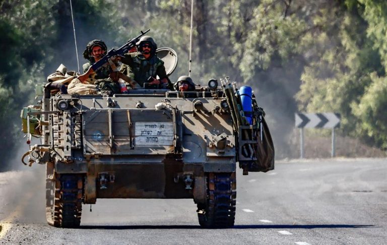 Fuerzas terrestres del Ejército israelí llegan a las afueras de Gaza