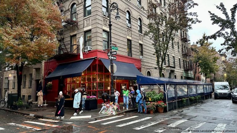 Fans despiden a Mathew Perry en el rincón de "Friends" en Nueva York