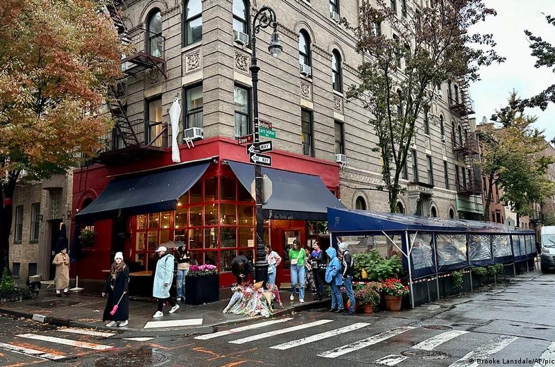 Fans despiden a Mathew Perry en el rincón de "Friends" en Nueva York