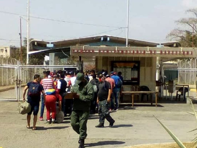 Funcionarios de seguridad se despliegan en alrededores de la cárcel de Puente Ayala