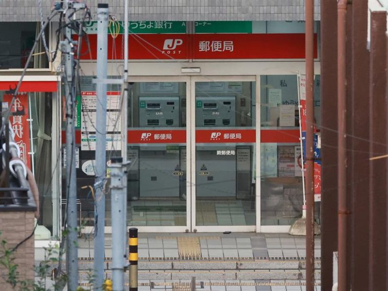 Autor del tiroteo en un hospital de Japón se atrinchera en una oficina de correos