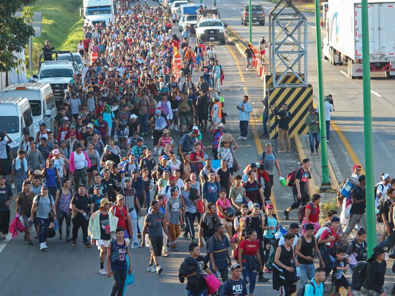 Otros 1.000 migrantes se unen a la caravana que avanza desde la frontera sur de México