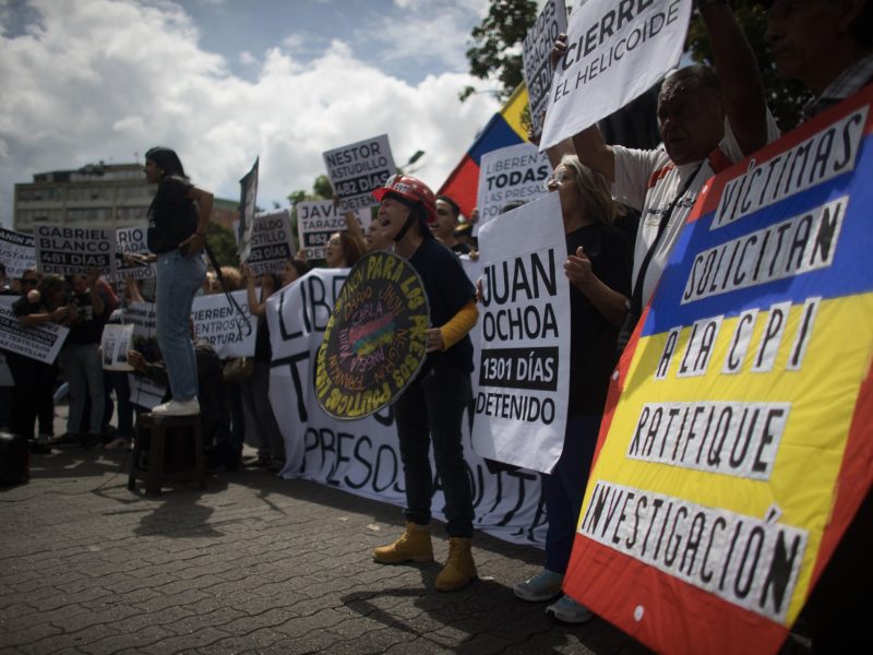 Inseguridad y supresión de derechos amenazan democracia en Latinoamérica, dice informe