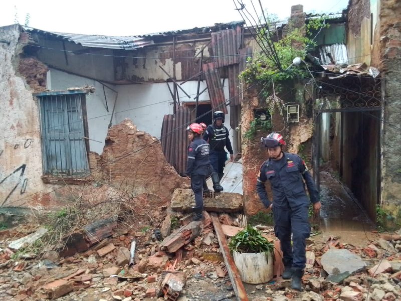 Fallas eléctricas y colapso de una vivienda en Caracas por lluvias