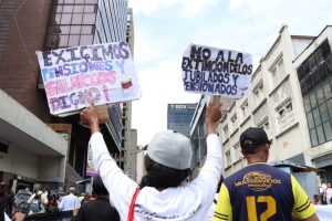 Trabajadores y jubilados marchan en Caracas en demanda de aumento salarial