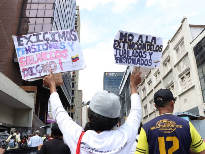 Trabajadores y jubilados marchan en Caracas en demanda de aumento salarial