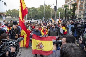 Cientos de personas protestan contra la investidura de Sánchez junto al Congreso español