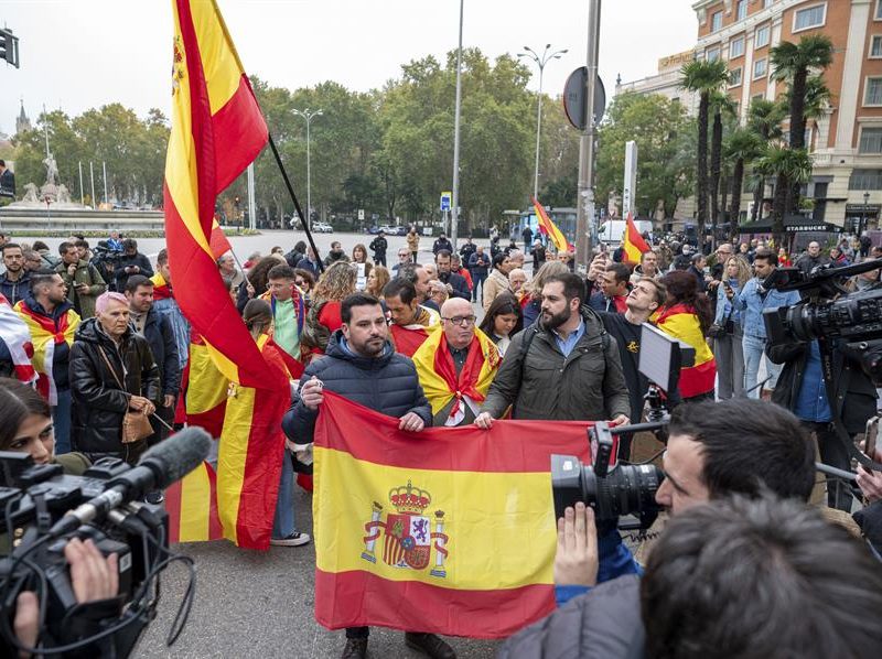 Cientos de personas protestan contra la investidura de Sánchez junto al Congreso español