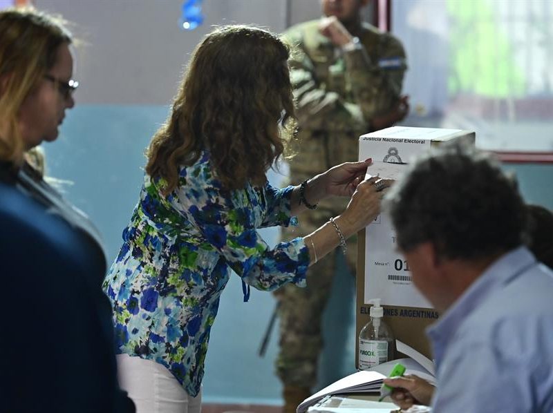 Abren los centros de votación para la segunda vuelta de las presidenciales en Argentina
