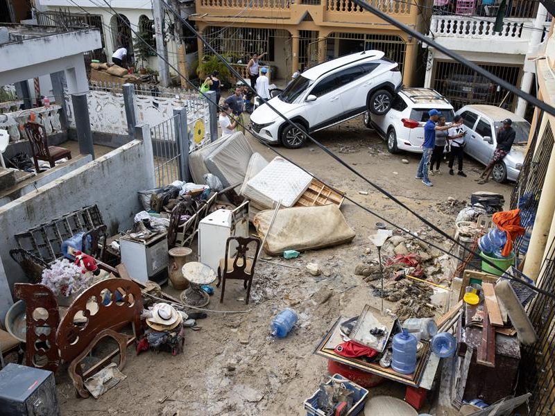 Suben a 14 los muertos por las lluvias más copiosas que se registran en República Dominicana