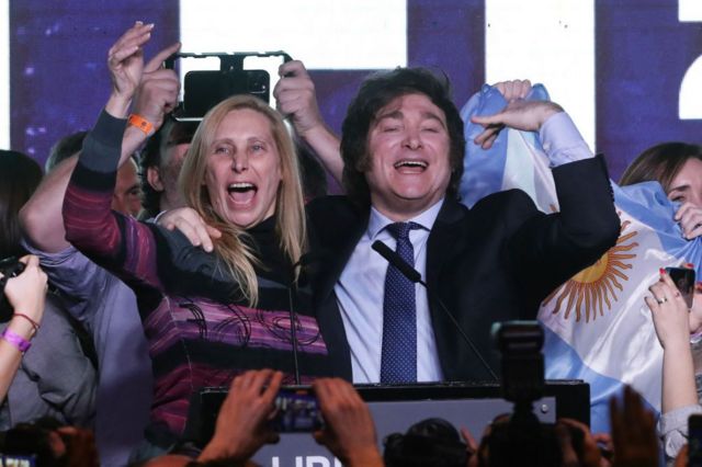 Karina y Javier Milei. 