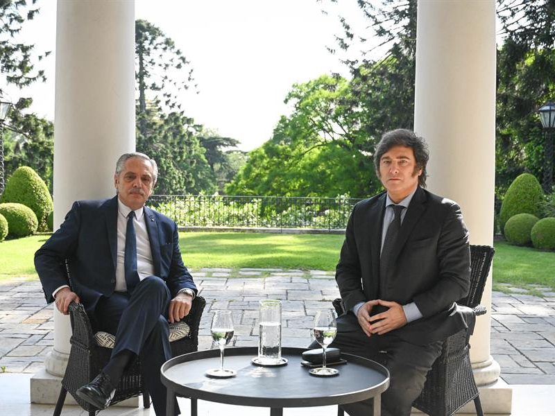 Milei se reúne con Alberto Fernández para iniciar transición en Argentina