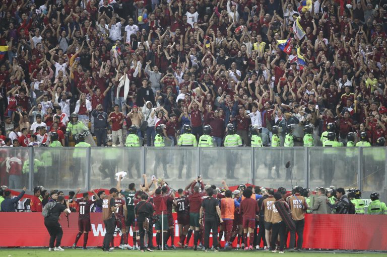 Policía de Perú agrede a jugadores de la Vinotinto e impide que saluden a fanáticos