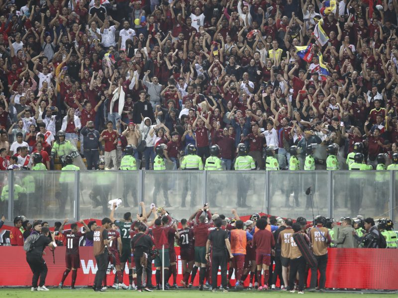 Policía de Perú agrede a jugadores de la Vinotinto e impide que saluden a fanáticos