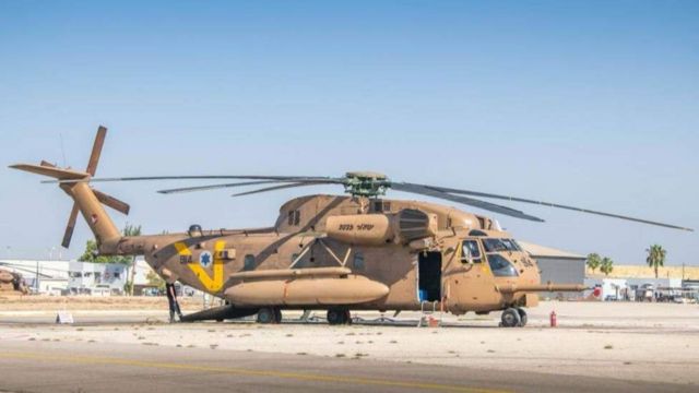 Helicóptero militar 