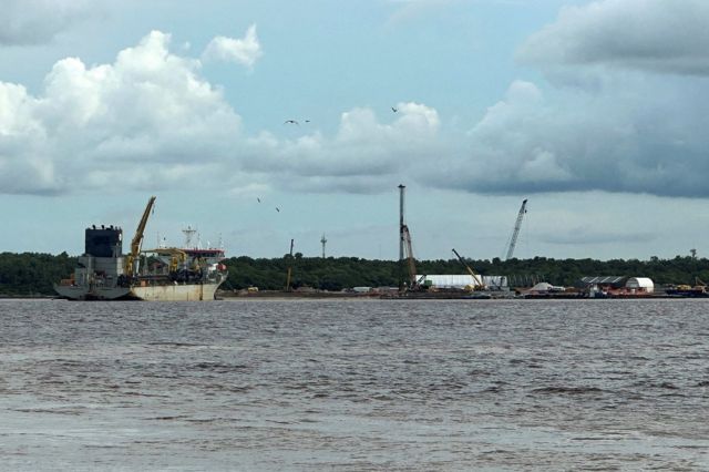 Un barco petrolero en la costa, cerca de Georgetown,
