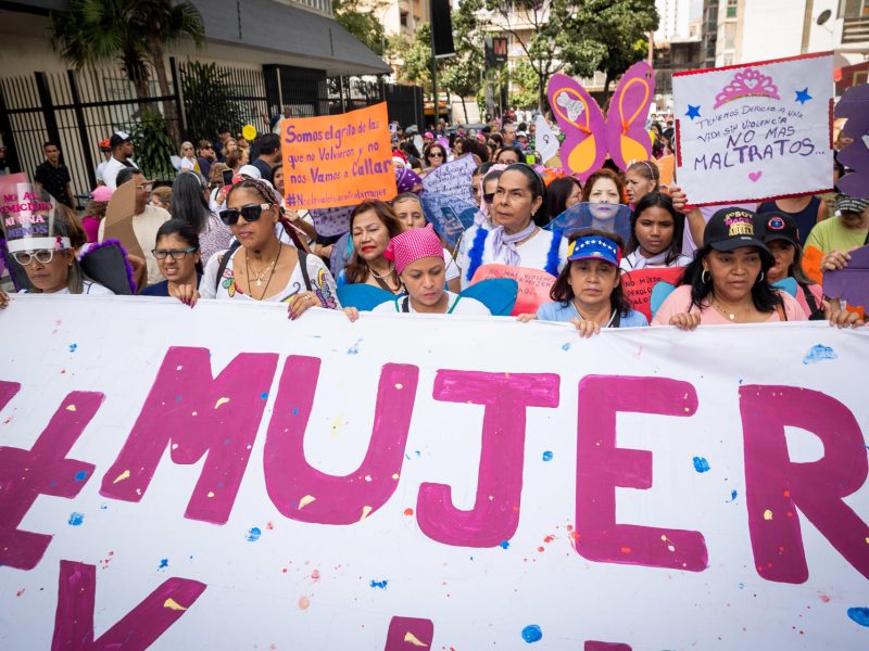 Con alas de mariposas mujeres en Caracas exigen cese de la violencia contra la mujer