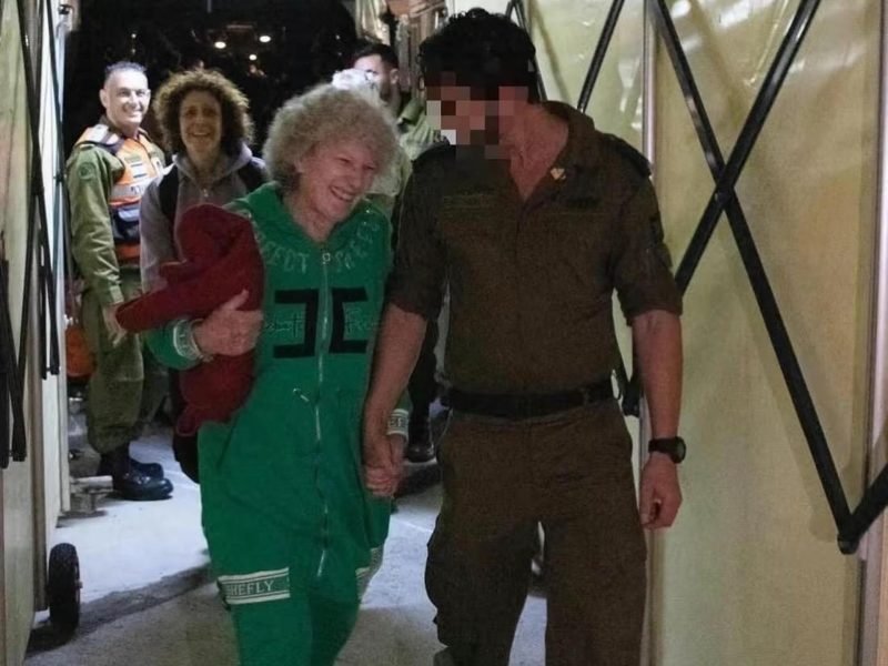 Cruz Roja recibe a 17 rehenes liberados por Hamás
