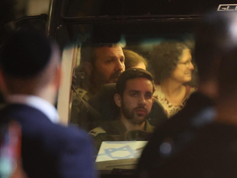 Israel deja libres a 39 presos palestinos en respuesta a acuerdo con Hamás