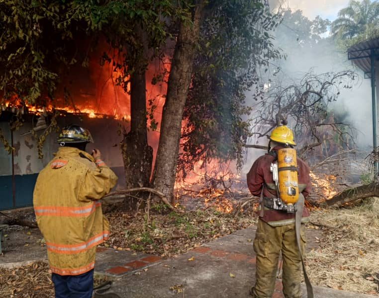 Tres aulas afectadas por incendio en Pedagógico de Maracay