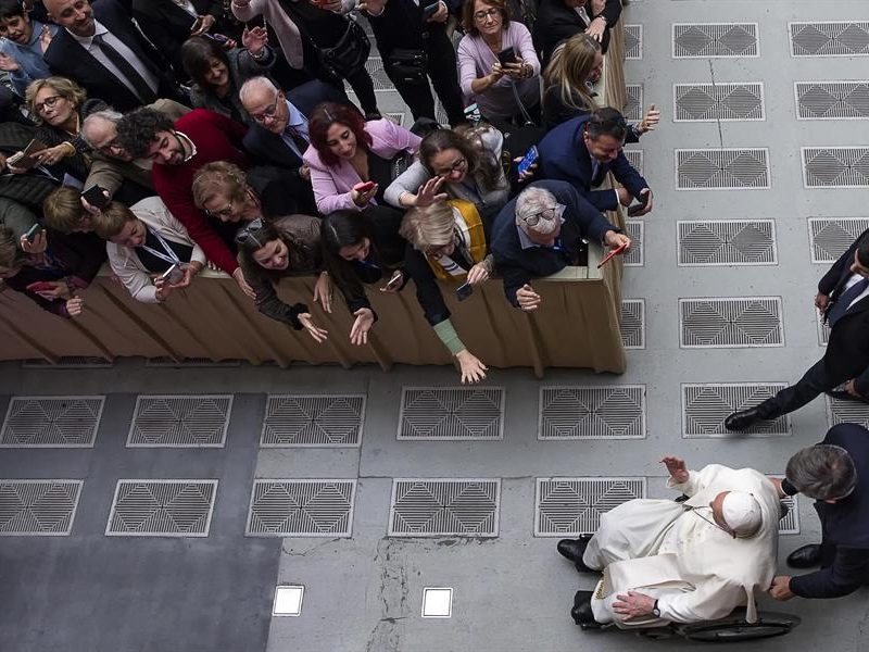 Estado del papa Francisco es bueno, no tiene fiebre y su situación respiratoria mejora