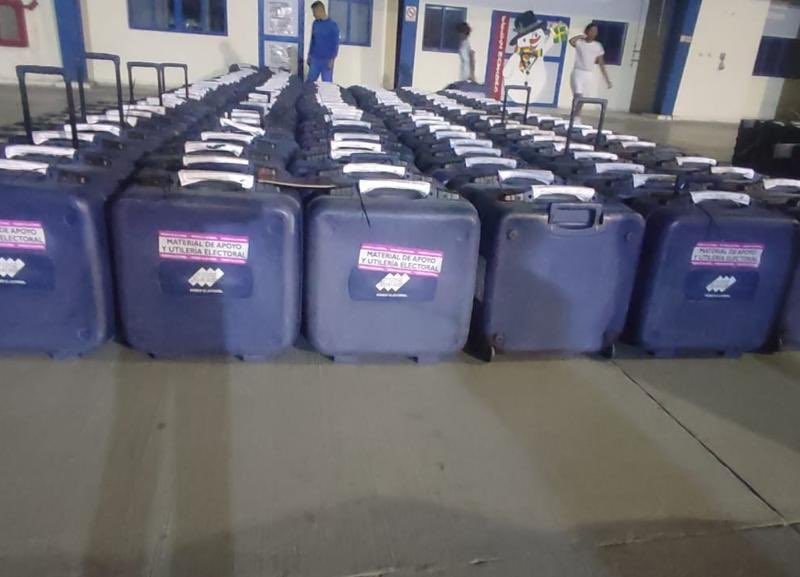 Material electoral se distribuye en centros de votación para el referendo sobre el Esequibo