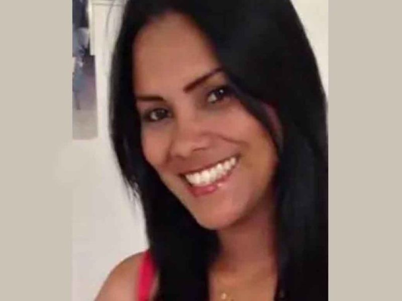 Tiene un parpado caído y la cara hinchada