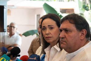 Opositores rechazan órdenes de detención contra tres colaboradores de María Corina Machado