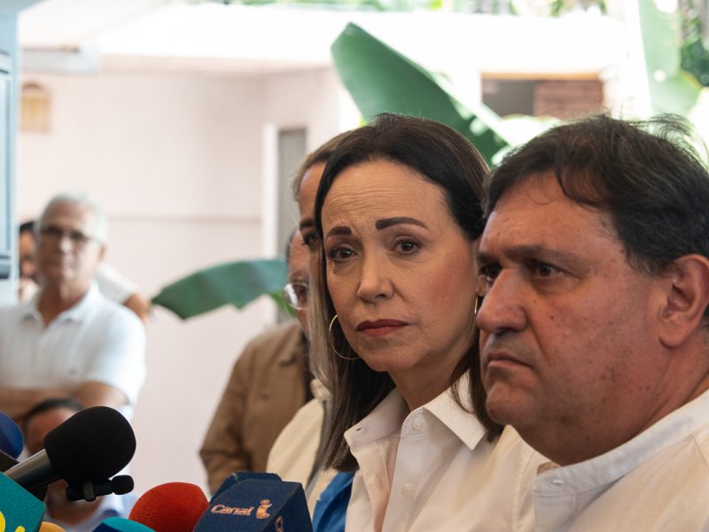 Opositores rechazan órdenes de detención contra tres colaboradores de María Corina Machado