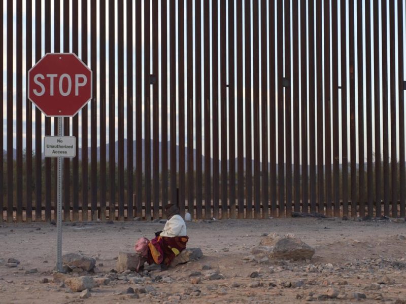 Políticos demócratas exigen a Biden enviar soldados a Arizona por mayor flujo de migrantes
