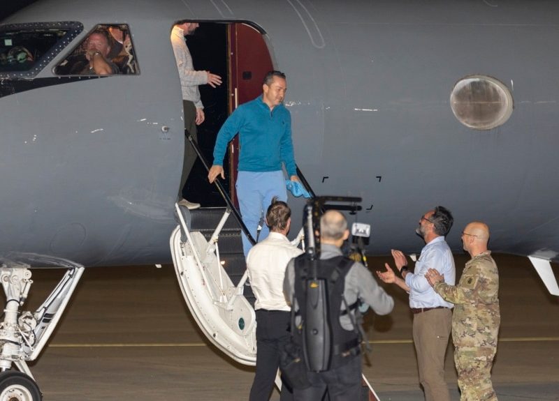 Estadounidenses liberados por Venezuela en intercambio de prisioneros llegan a base de Texas