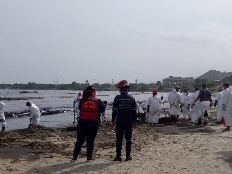 Derrame de laguna de desechos en El Palito afecta playa en Puerto Cabello