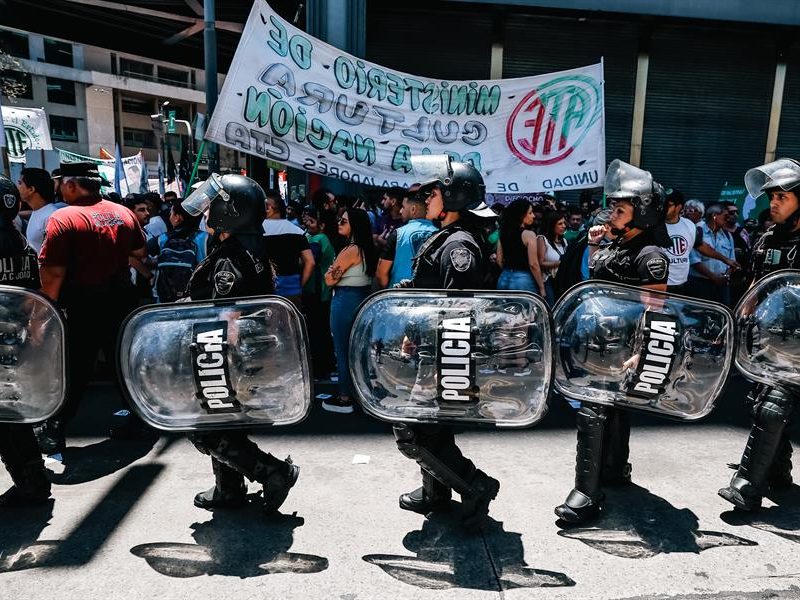 Argentina no renovará 5.000 contratos públicos y revisará un millón de planes sociales