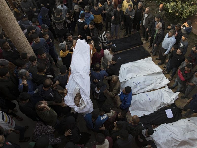 Llegan más heridos y muertos palestinos al hospital de Nassser, en el sur de la Franja de Gaza
