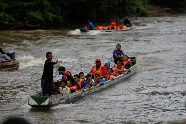 Los migrantes que cruzan la selva del Darién corren el riesgo de ser arrastradas por las corrientes de los ríos. 