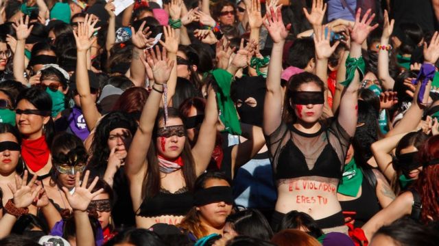 Mujeres bailando 