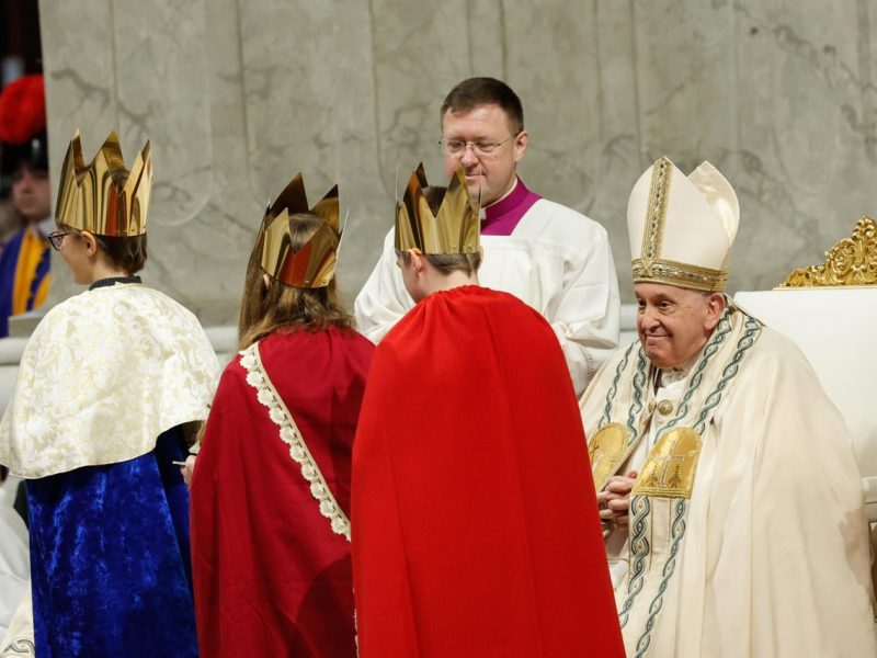 El papa en la misa de Año Nuevo: "Quien lastima a una mujer, profana a Dios