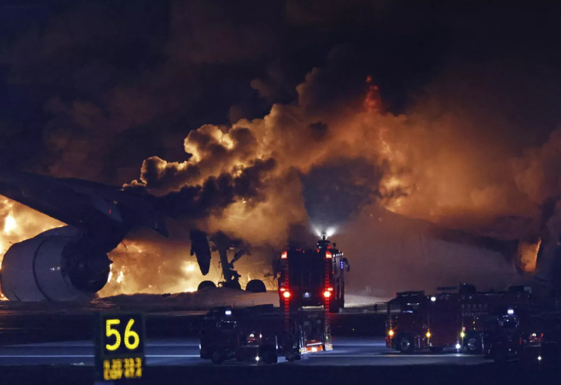 Cinco muertos y 379 evacuados tras el choque de dos aviones en aeropuerto en Tokio