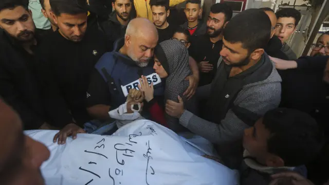 Tres periodistas mueren en ataques israelíes en Gaza, uno hijo del jefe de Al Jazeera