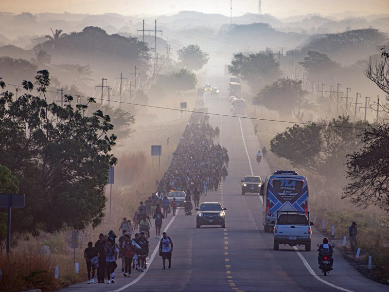 Miles de migrantes de la caravana se reagrupan para avanzar por el sur de México