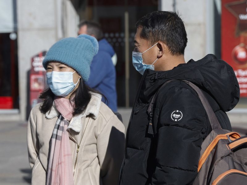 Varias comunidades autónomas hacen obligatoria la mascarilla en los centros sanitarios por incremento de virus