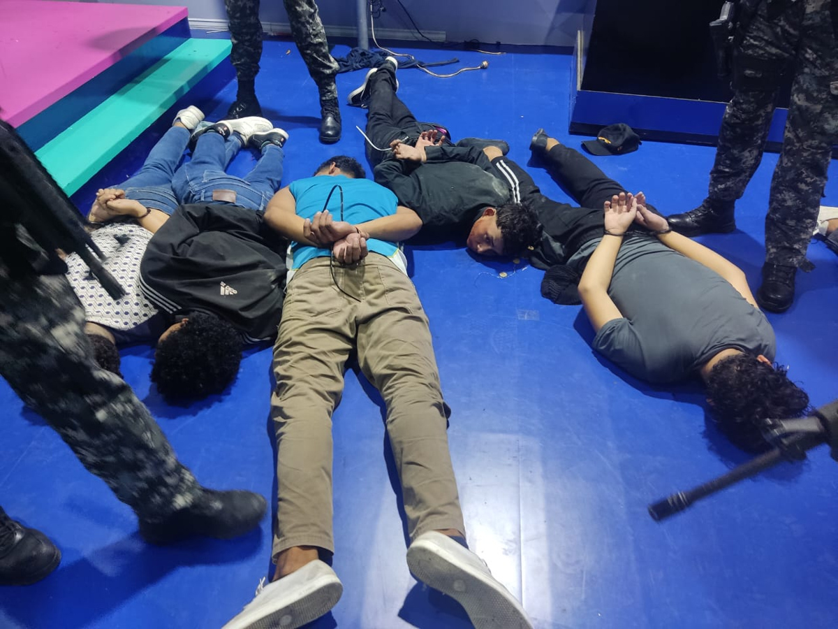 Policía libera a retenidos en canal televisión en Guayaquil y detiene a trece asaltantes