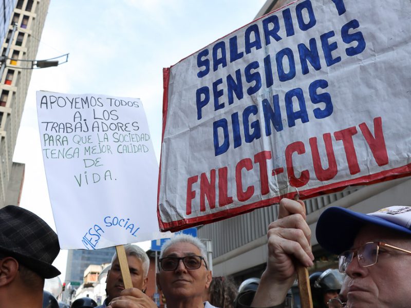Trabajadores y pensionados protestan por salario justo ()